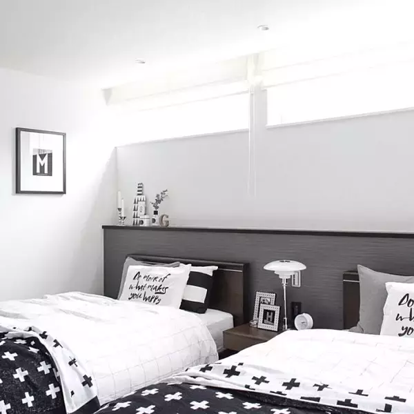 「色の使い方がポイント！モダンで居心地のいい寝室の作り方」の画像