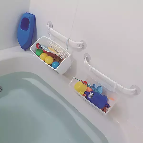 「掃除に収納に便利！バスルームで活躍する100均アイテム」の画像