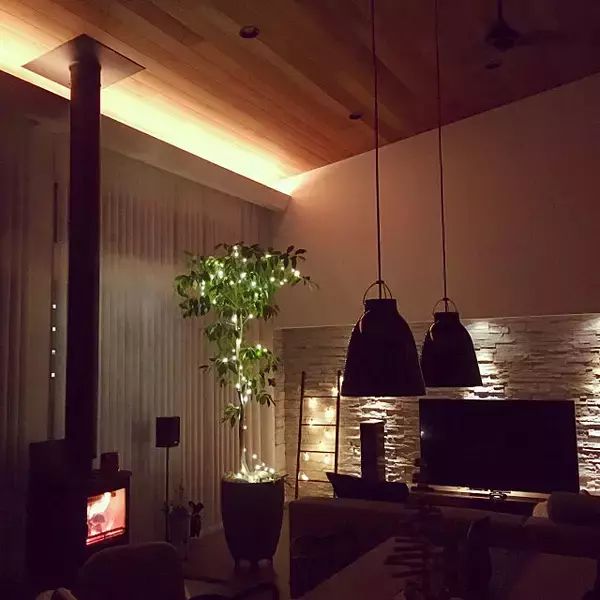 「照明にひと工夫！夜のリビングのリラックススタイル」の画像