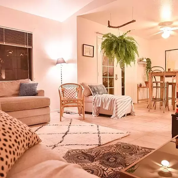 「照明にひと工夫！夜のリビングのリラックススタイル」の画像