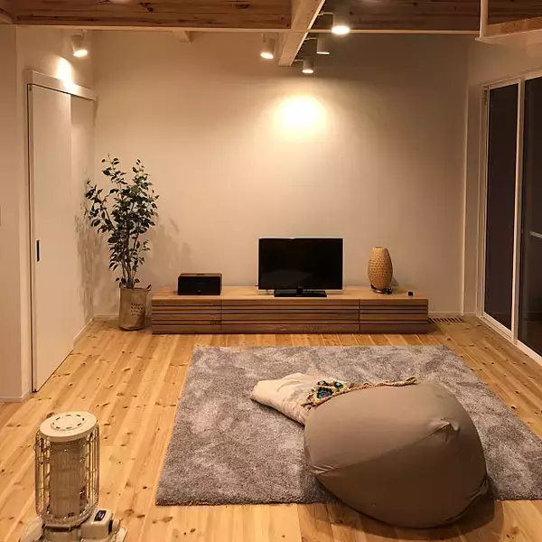 「照明にひと工夫！夜のリビングのリラックススタイル」の画像