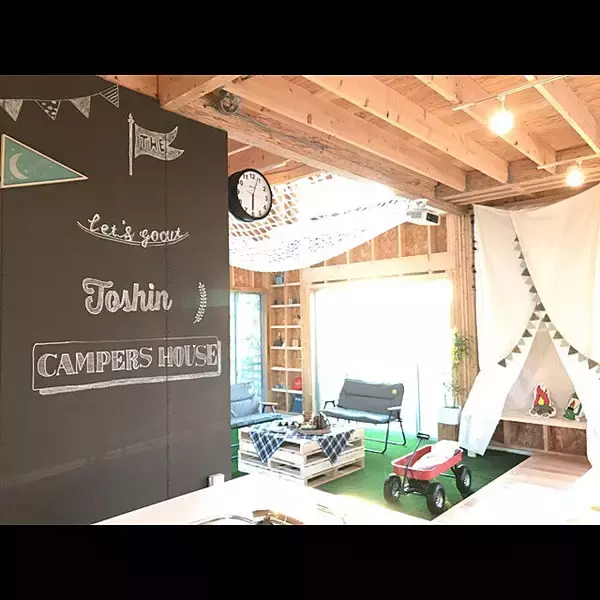 「室内でも大活躍！人工芝でお部屋をスタイルアップする方法」の画像