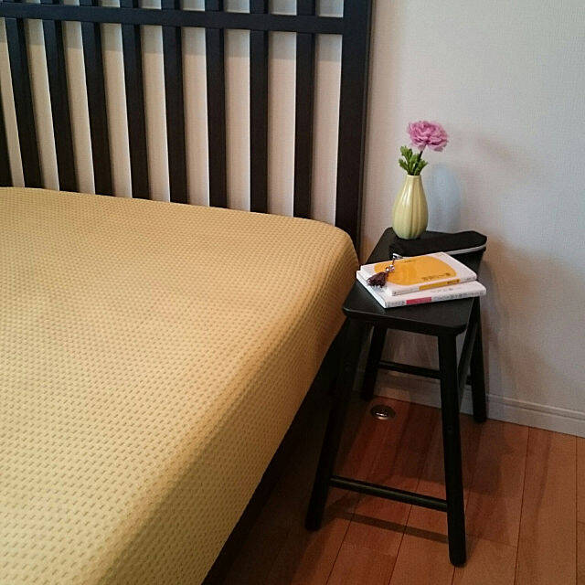 便利なだけじゃない！IKEAサイドテーブルのある寝室