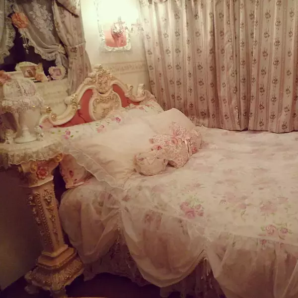 「優雅な空間でリラックス♡女子力の高いロココ調インテリア」の画像