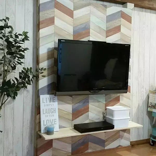 「こだわりを詰め込んでもっと魅力的に♡テレビまわりのDIY」の画像