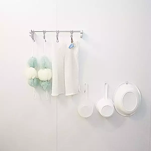 「何度でも貼ってはがせる♪100均のフィルムフックがすごい」の画像