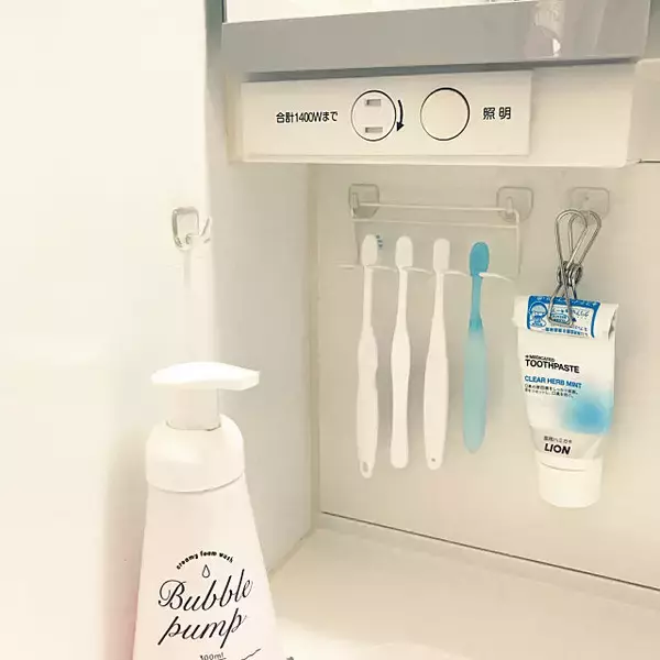 「何度でも貼ってはがせる♪100均のフィルムフックがすごい」の画像