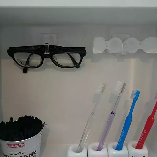 「何度でも貼ってはがせる♪100均のフィルムフックがすごい」の画像