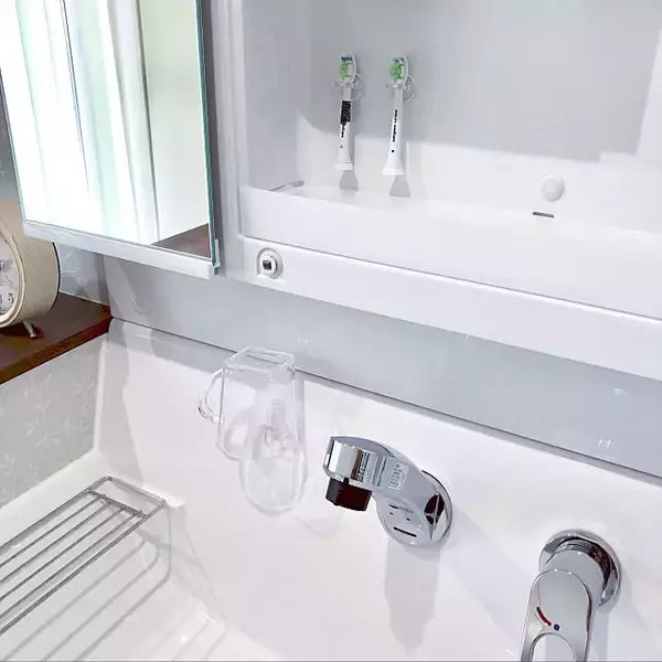 「何度でも貼ってはがせる♪100均のフィルムフックがすごい」の画像