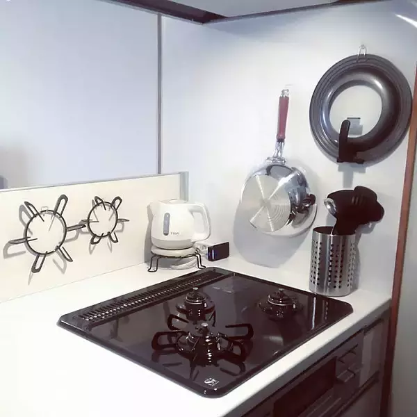 「何度でも貼ってはがせる♪100均のフィルムフックがすごい」の画像