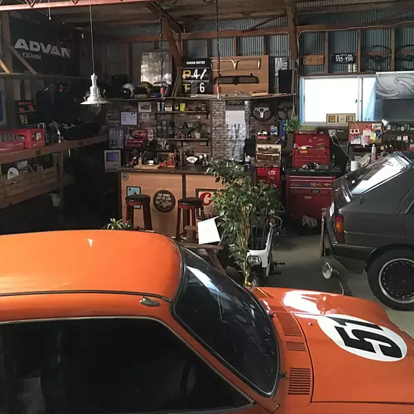 「憧れの隠れ家！趣味もはかどるガレージルームのインテリア」の画像