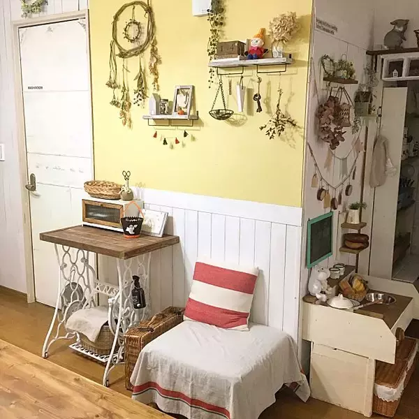 「個性の滲む明るい空間！あこがれのイエローインテリア」の画像