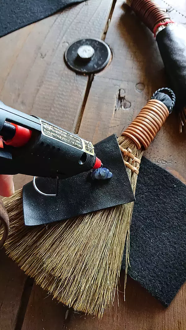 「「暮らしの道具を男前に！レザーカバー付きミニほうき」 by yacciさん」の画像
