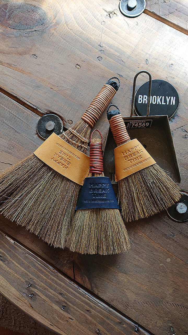 「暮らしの道具を男前に！レザーカバー付きミニほうき」 by yacciさん