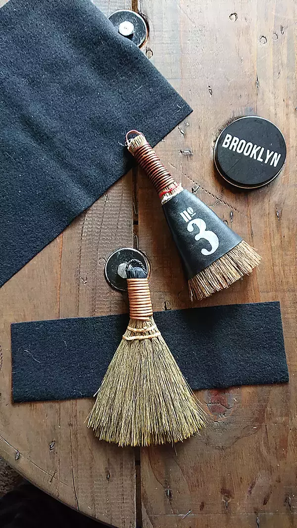 「「暮らしの道具を男前に！レザーカバー付きミニほうき」 by yacciさん」の画像