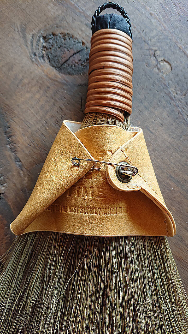 「暮らしの道具を男前に！レザーカバー付きミニほうき」 by yacciさん