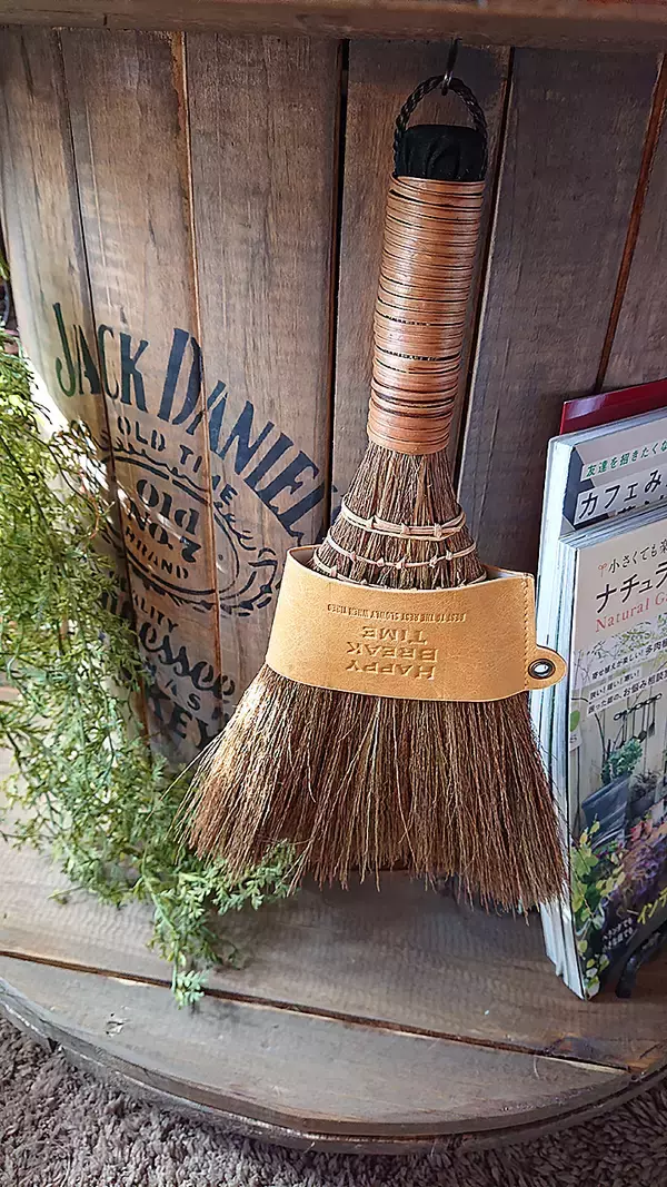 「「暮らしの道具を男前に！レザーカバー付きミニほうき」 by yacciさん」の画像