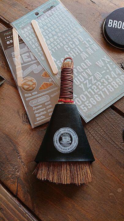 「暮らしの道具を男前に！レザーカバー付きミニほうき」 by yacciさん