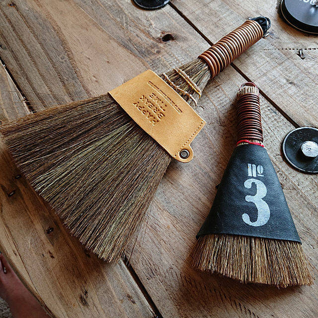 「暮らしの道具を男前に！レザーカバー付きミニほうき」 by yacciさん