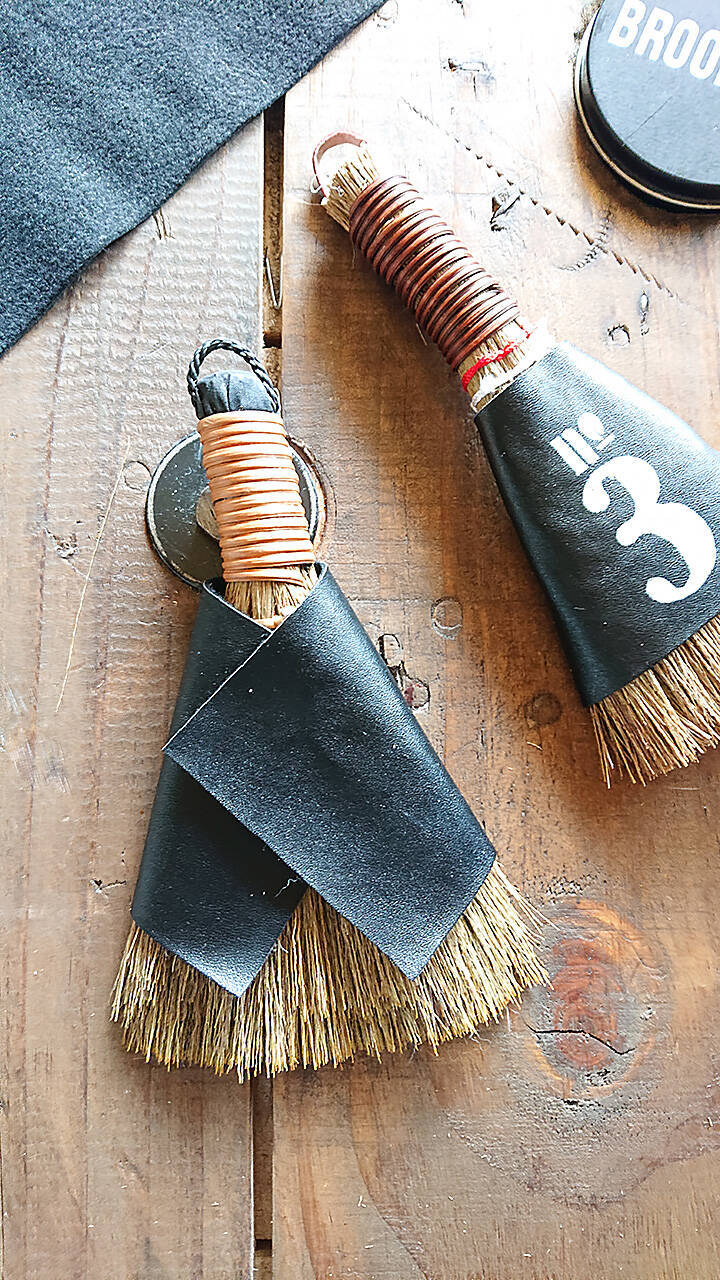 「暮らしの道具を男前に！レザーカバー付きミニほうき」 by yacciさん