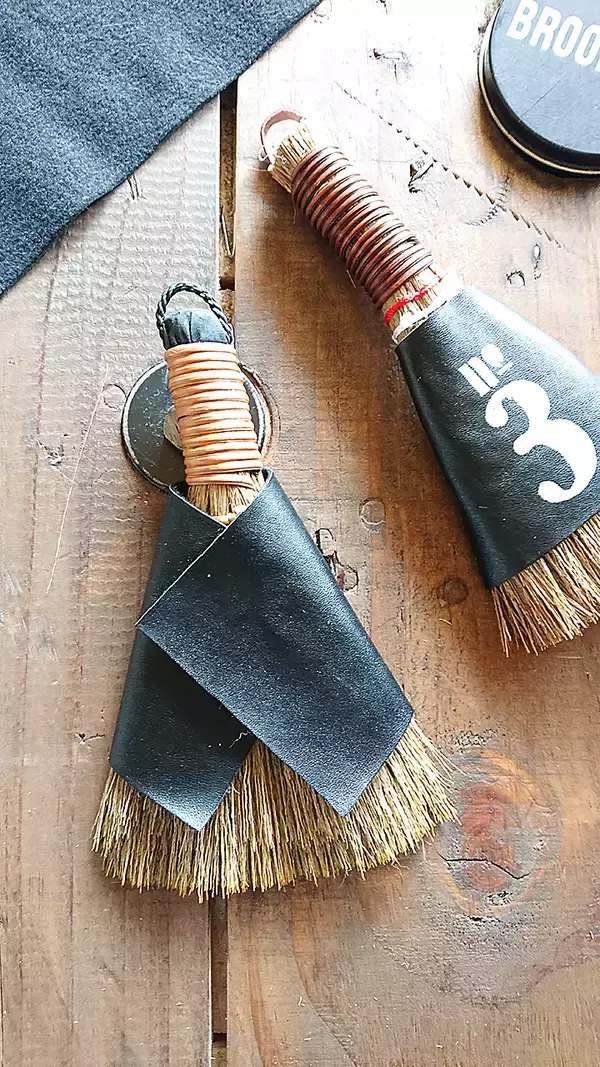 「「暮らしの道具を男前に！レザーカバー付きミニほうき」 by yacciさん」の画像