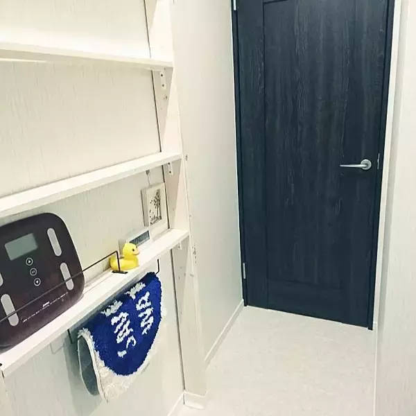 「健康管理の味方♪場所を取らずに使いやすい体重計置き場」の画像