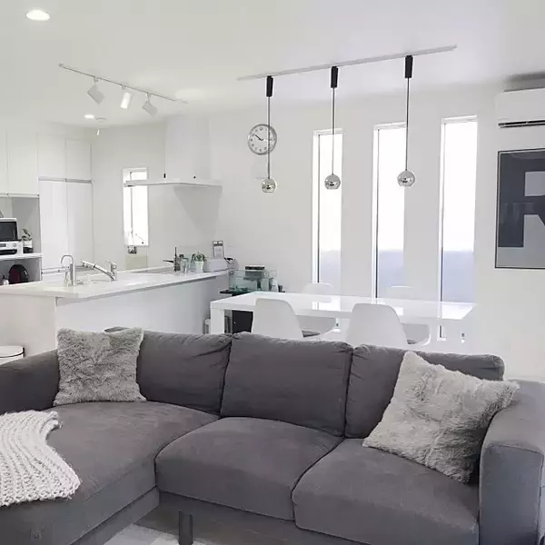 「こなれ感を出すならグレー！モダンでシンプルな色づかい」の画像