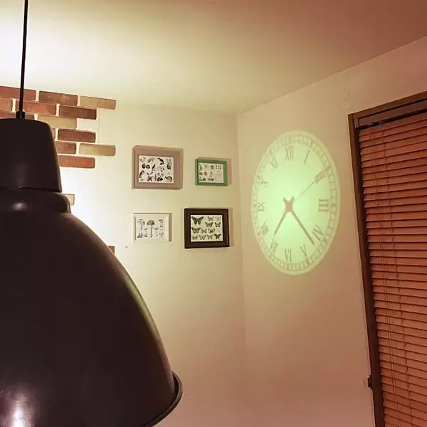 「ミステリアスな光と影の時計！プロジェクタークロック」の画像