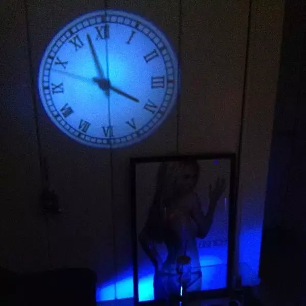「ミステリアスな光と影の時計！プロジェクタークロック」の画像