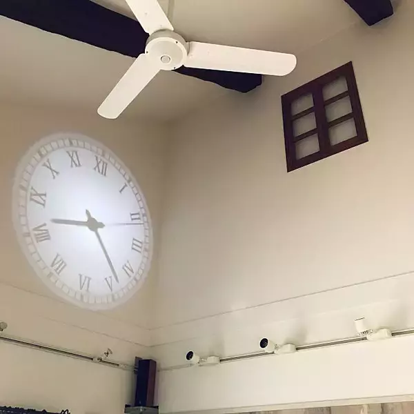 「ミステリアスな光と影の時計！プロジェクタークロック」の画像