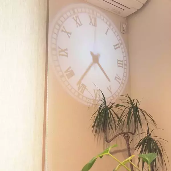 「ミステリアスな光と影の時計！プロジェクタークロック」の画像