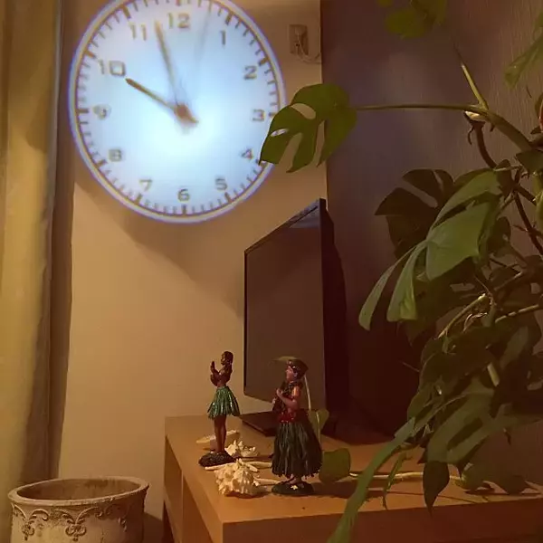 「ミステリアスな光と影の時計！プロジェクタークロック」の画像