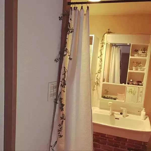 「キッチン＆バスルームにもカーテンをつけたい♪10のお手本」の画像