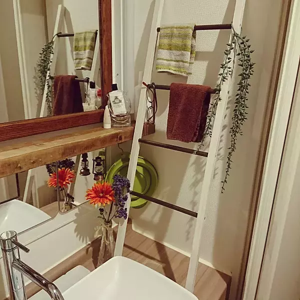 「見のがせない！手作りのラダーシェルフで秀逸ディスプレイ」の画像