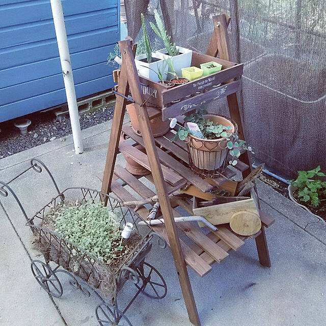 見のがせない！手作りのラダーシェルフで秀逸ディスプレイ