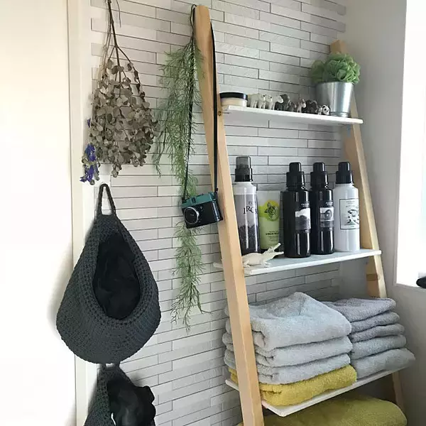 「見のがせない！手作りのラダーシェルフで秀逸ディスプレイ」の画像