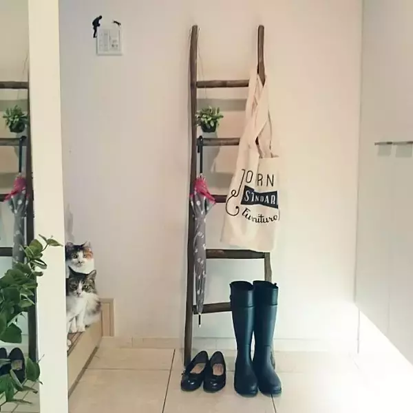 「傘立ての概念を変える！真似したくなる傘の収納アイデア」の画像