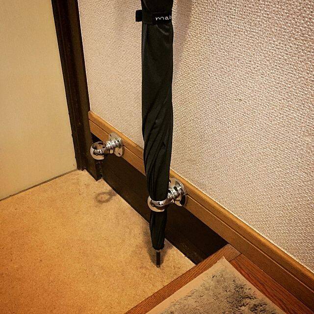 傘立ての概念を変える！真似したくなる傘の収納アイデア