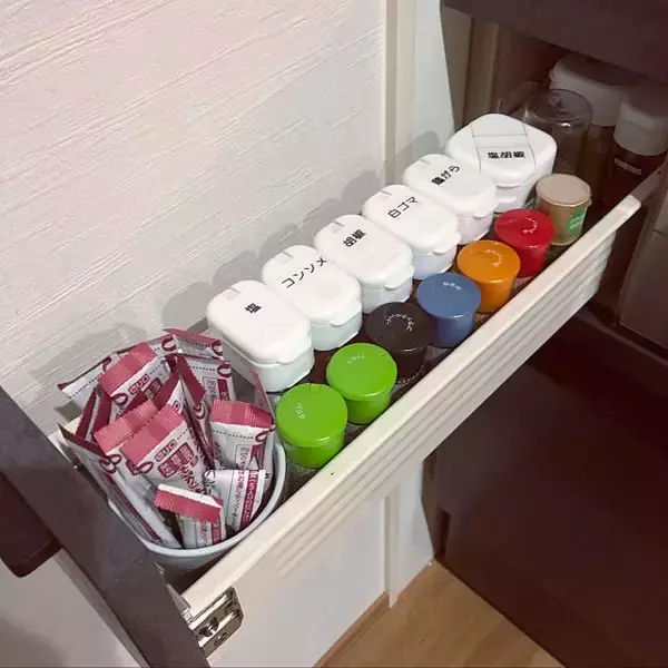 「見た目も使い勝手も抜群にいい！セリアの調味料入れの活用」の画像