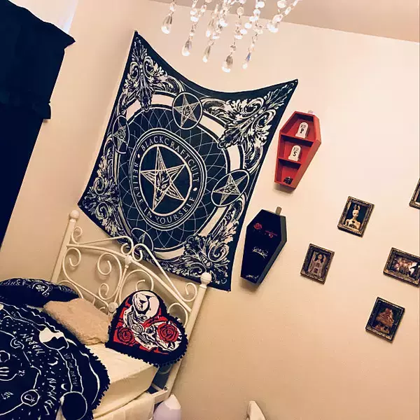 「ミステリアスな世界にようこそ♡ゴシックインテリアの魅力」の画像