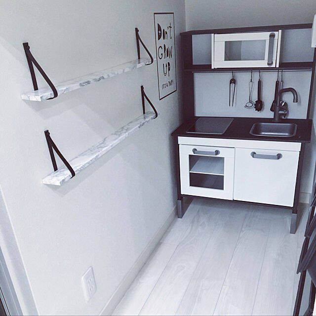 こだわりアイテムのための空間を♡ディスプレイ棚のDIY