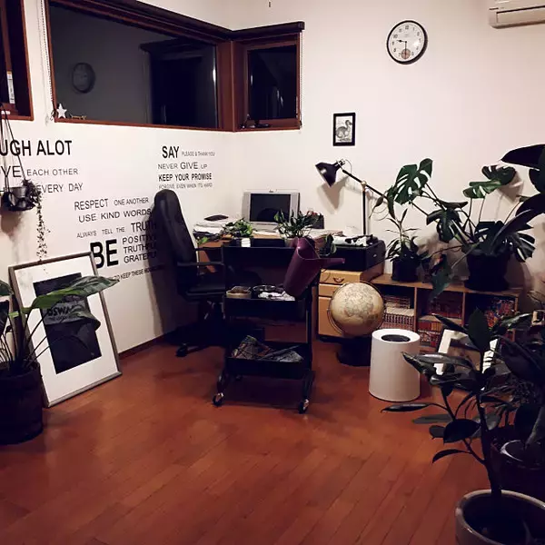 「洗練のくつろぎ空間。黒×木で作るハイセンスなインテリア」の画像