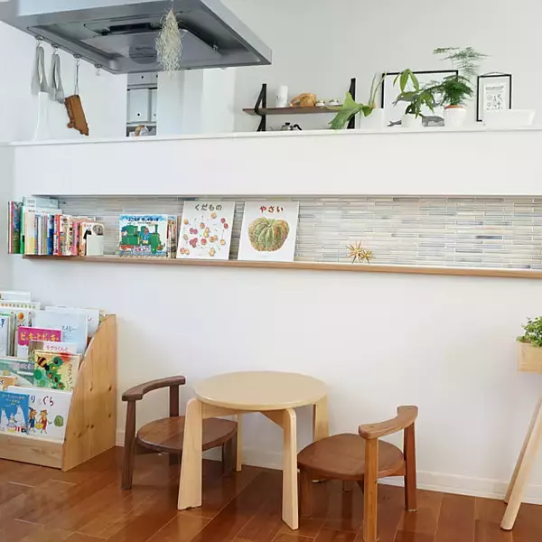 「この方法ありかも♡試したくなる技あり絵本収納アイデア」の画像