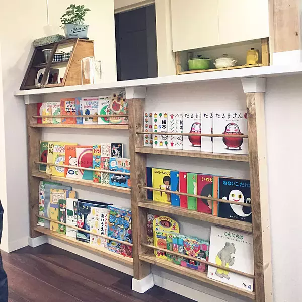 「この方法ありかも♡試したくなる技あり絵本収納アイデア」の画像