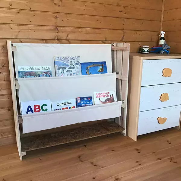 「この方法ありかも♡試したくなる技あり絵本収納アイデア」の画像