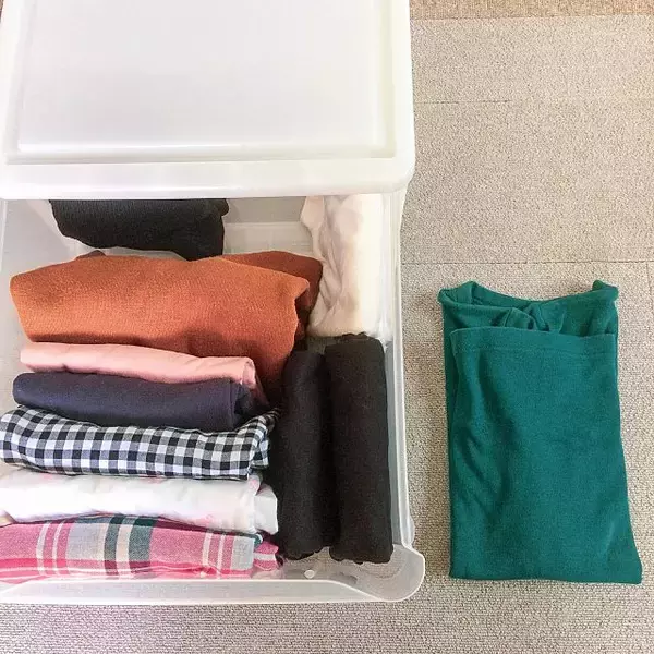 「たたむ・見せるで楽しく整理整頓♪Tシャツ収納アイデア」の画像