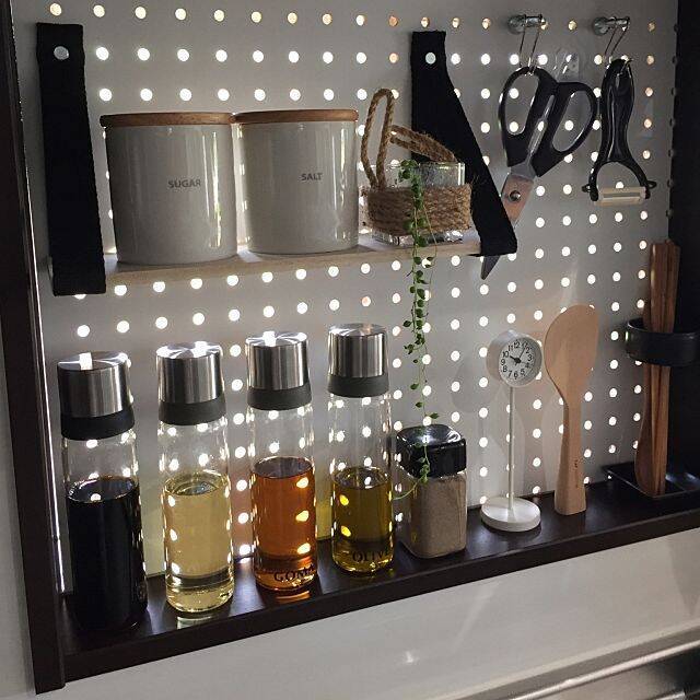 小窓は自由なキャンバス♪飾り方や便利な使い方アイデア