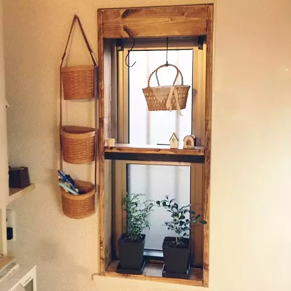 「小窓は自由なキャンバス♪飾り方や便利な使い方アイデア」の画像