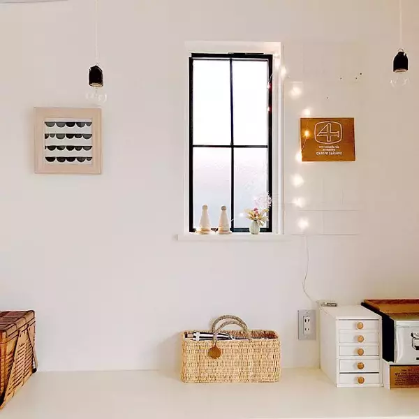 「小窓は自由なキャンバス♪飾り方や便利な使い方アイデア」の画像