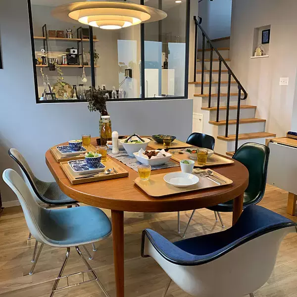 「相性抜群！ミッドセンチュリー×北欧でリビングインテリア」の画像